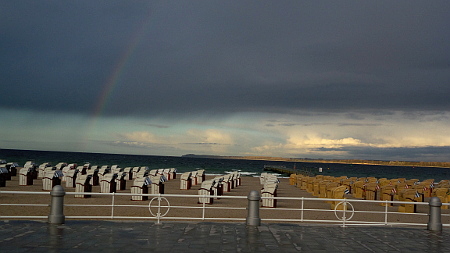 travemuende strandkoerbe bewegter himmel 1
